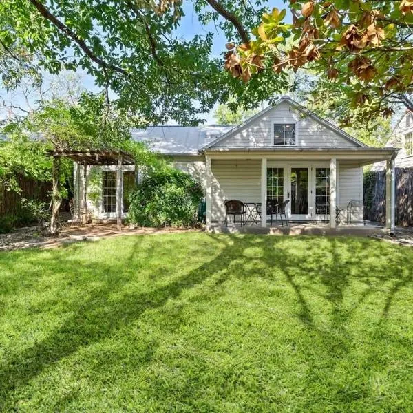 Historic 2 bd Home Patio DT Fredericksburg，位于弗雷德里克斯堡的酒店