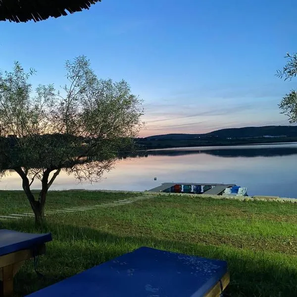 Lake Mehoje Cottages - Liqeni Merhojes Shtepiza，位于Belsh-Qendra的酒店