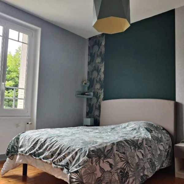 charmante chambre chez l'habitant，位于蒙福尔勒热努瓦的酒店