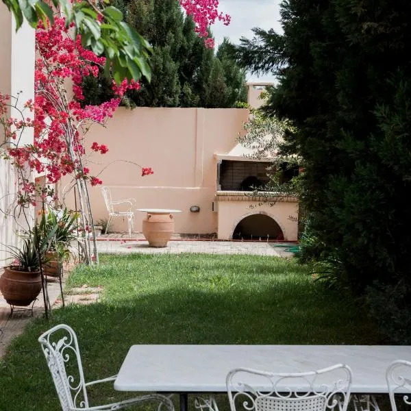 Villa Discover Evia - With Private Jacuzzi，位于阿利韦里翁的酒店