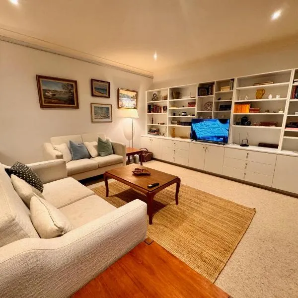 3 Bdrm 2 Bthrm House Close to Canberra CBD & ANU，位于Phillip的酒店