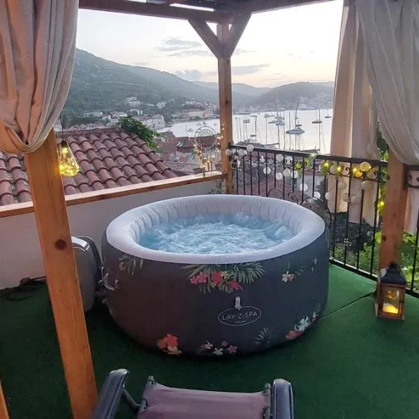 Panoramic view with jacuzzi，位于维斯的酒店