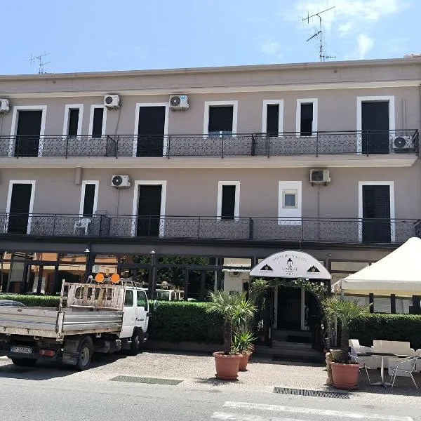 拉玛皮尼4号酒店，位于塞利亚马里纳的酒店