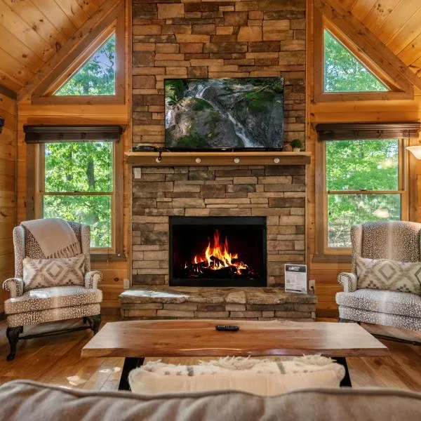 Wood Haven Retreat - Coveted Mountain View, Secluded, Family-Friendly, Pet-Friendly, Hot Tub, Porch Swing, Fire Pit, Jetted Tub,，位于蓝岭的酒店