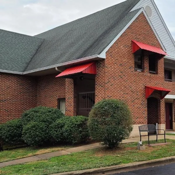 Red Roof Inn & Suites Cornelius - Lake Norman，位于科尼利厄斯的酒店