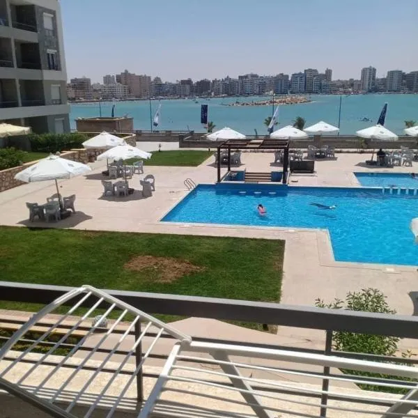 شاليه k05 غرفتين مكيف 2حمام للايجار مصيف بمطروح قرية لونج ايلند "family"，位于马特鲁港的酒店