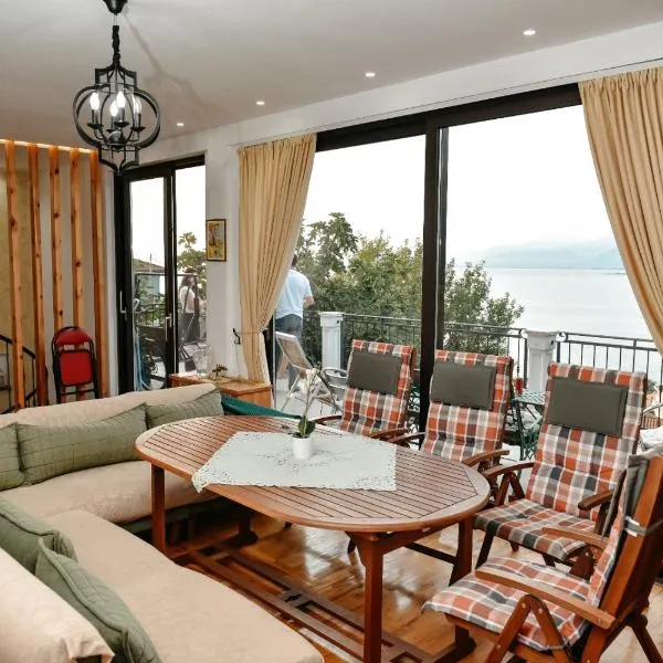 Panoramic View over Shkodra's Lake - Serena Home，位于斯库台的酒店