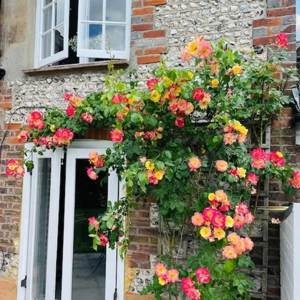 Beautiful 18th century cottage in Arundel，位于阿伦德尔的酒店