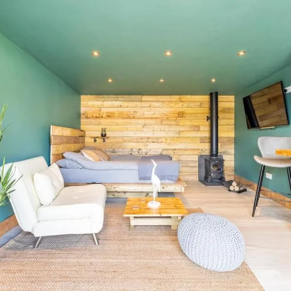 Self contained cabin, firepit, NR MOD aztec, m5, m4，位于布里斯托的酒店