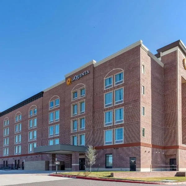 La Quinta Inn & Suites by Wyndham Dallas - Frisco Stadium，位于弗赖拉辛的酒店