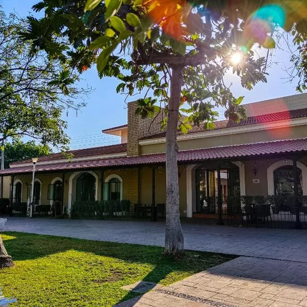 礼宾广场别墅，位于Villa de Alvarez的酒店