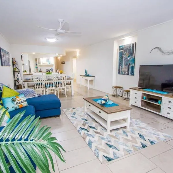 Coral Sands - Modern, Central Three-Bedroom Poolside Unit in Stunning Agnes Water，位于1770镇的酒店