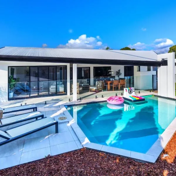 Luxury Sunny Oasis with Pool, SUV Hire, Near Marina，位于三一海滩的酒店