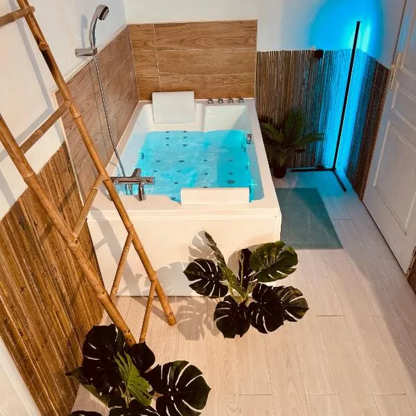 Amour l Romance l Chambre Secrète l Balnéo Massage，位于Rousson的酒店