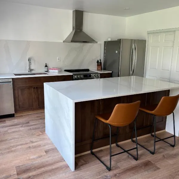 Private Cottage - Panoramic River Views, Near Casino and Downtown，位于邦纳斯费里的酒店