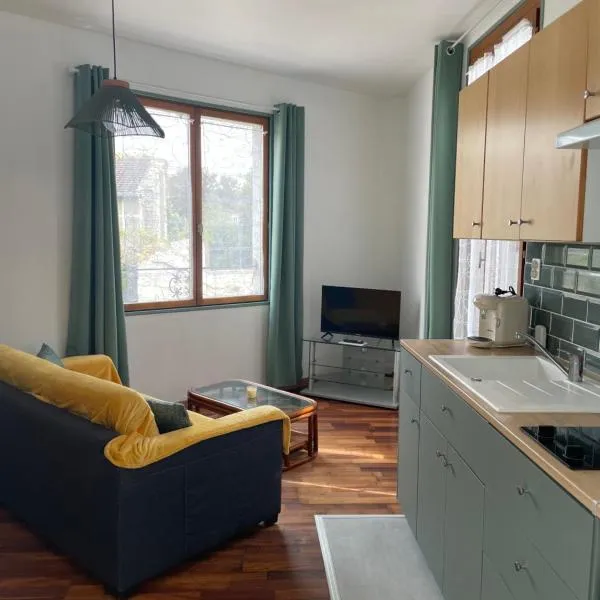 Appartement 35 m2 1er étage 200 m de la mer avec jardin，位于滨海吕克的酒店