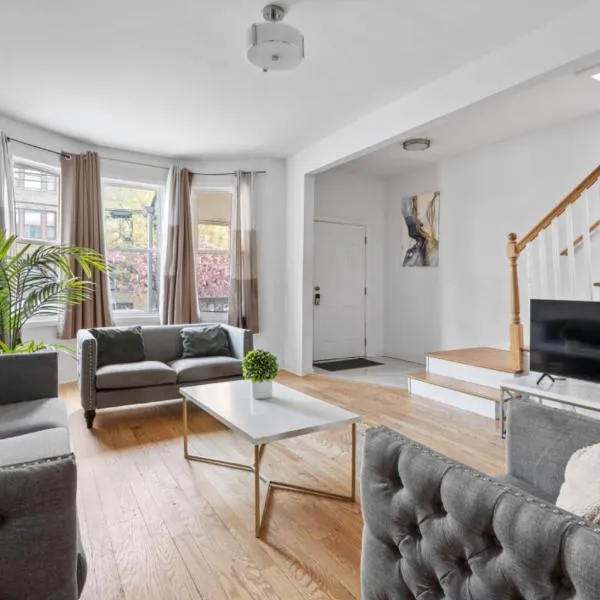 Modern Home 4BR 3BA - 20 Min to Timesquare，位于泽西市的酒店