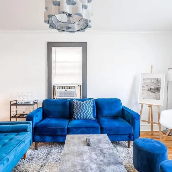 The Blue Sapphire 2BR 2 King beds & ample backyard，位于布里奇波特的酒店