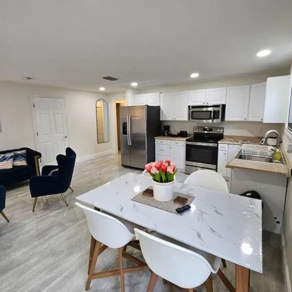 Cozy Two Bedrooms Apartment in Valrico，位于Valrico的酒店