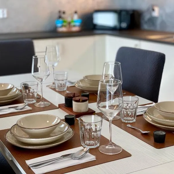 Experience A Cozy Getaway - Modern Apartment - Fast Wifi - Free Parking - 19 km to Pulpit Rock,位于Strand的酒店