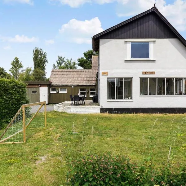 4 Bedroom Gorgeous Home In Aakirkeby，位于维斯特索马肯的酒店