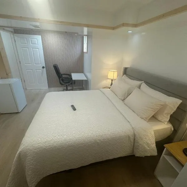 Independent Large Bedroom with private bathroom and workspace，位于Stittsville的酒店