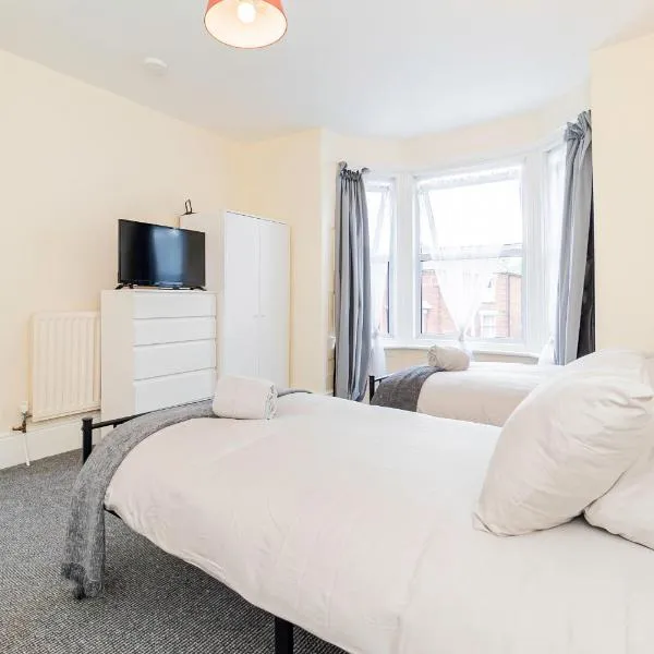 Shirley House 5, Guest House, Self Catering, Self Check in with smart locks, use of Fully Equipped Kitchen, close to City Centre, Ideal for Longer Stays, Excellent Transport Links，位于博利厄的酒店