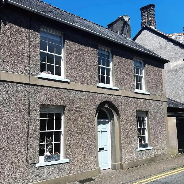 2 bed period cottage sleeps 4 in central Crickhowell，位于克里克豪厄尔的酒店