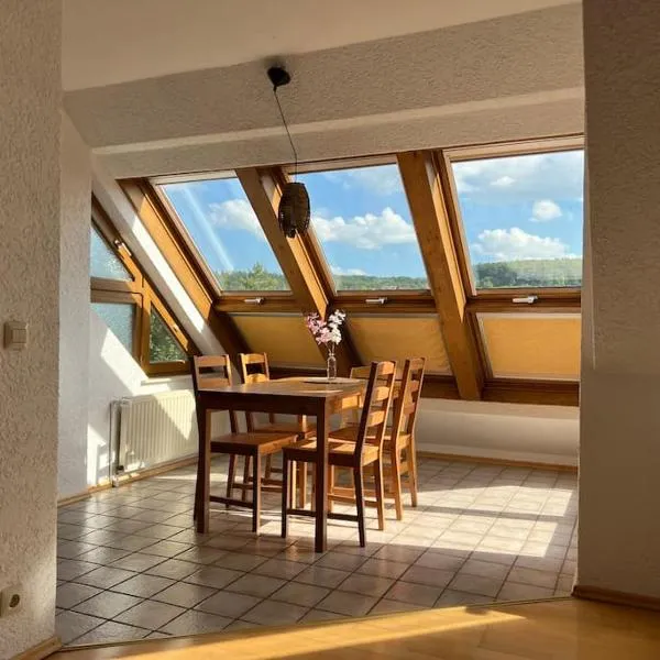 Schwarzwald-Luft 3,5 Zimmer 90qm mit Doppelgarage，位于Simmozheim的酒店