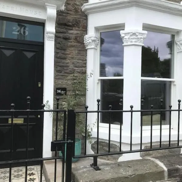 Large newly refurbished house close to harbour，位于布里斯托的酒店