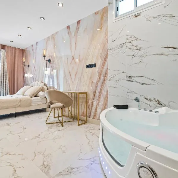 Nice Renting - 8FRANCE - Luxury & Comfort Love Room Suite Jacuzzi Massena，位于尼斯的酒店