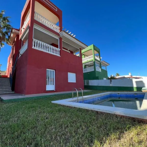 Chalet con piscina privada y aacc，位于佩尼斯科拉的酒店