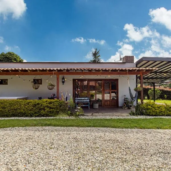 Buho Cabaña Santa Elena，位于圣埃伦娜的酒店
