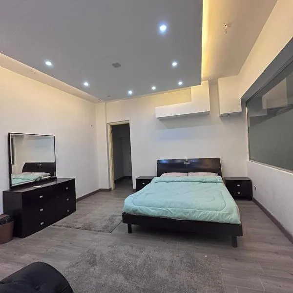 3-bedroom apartment with private garden, Sheikh Zayed City center，位于‘Izbat Yūsif Barrādah的酒店