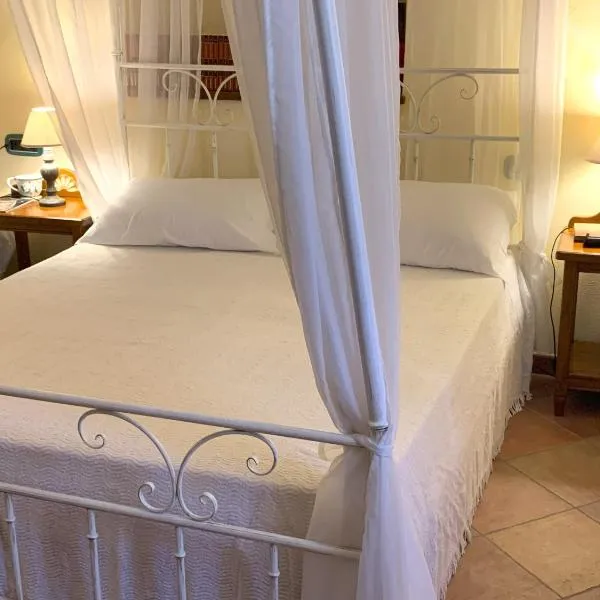 BnB Inn - Cyclists & Bikers - CAMERE CON BAGNO PRIVATO-PARCHEGGIO INTERNO PER MOTO e BICI -ENERGETIC BREAKFAST extra，位于Làconi的酒店