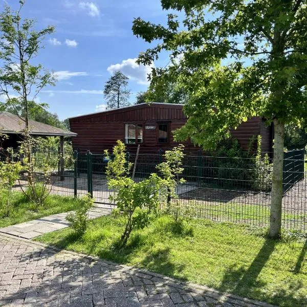Vrijstaand chalet met veel buitenruimte en veranda，位于Zuid-Scharwoude的酒店