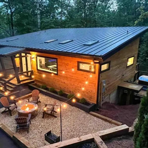 Modern Mountain Getaway with Hot Tub, Fire Pit，位于海伦的酒店