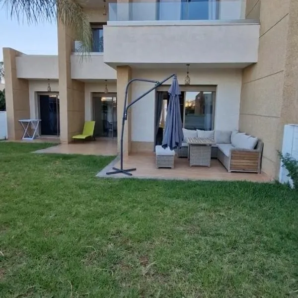 Maison calme dans une résidence fermée avec vue sur la piscine et le jardin à Marina，位于萨伊迪耶的酒店