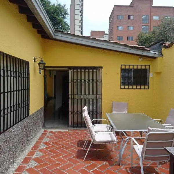 Yellow House Hostel，位于麦德林的酒店