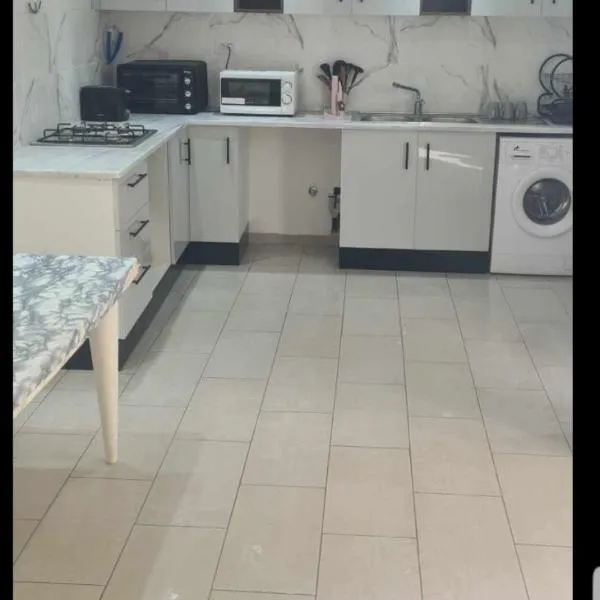 Sweet home three bedroom house，位于甘达坞伊港的酒店