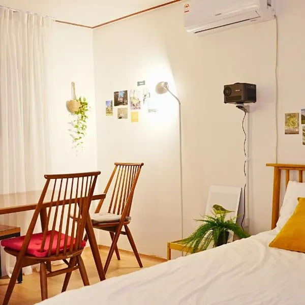 Near Lotte World, KSPO DOME, COEX, Olympic Park, 2 Rooms, 2 Queen beds, 1 super single bed, 5 people，位于首尔的酒店