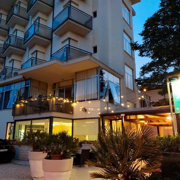 金色玫瑰酒店，位于里米尼的酒店