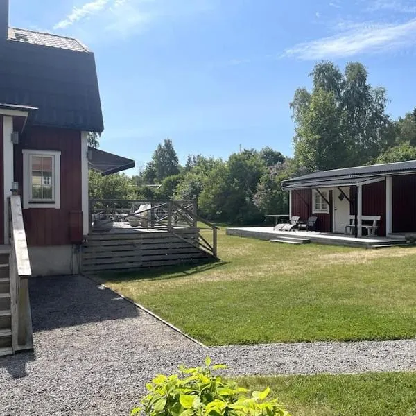 Mysig stuga i Stavnäs By- Sommarhamn, Värmdö，位于Skälvik的酒店