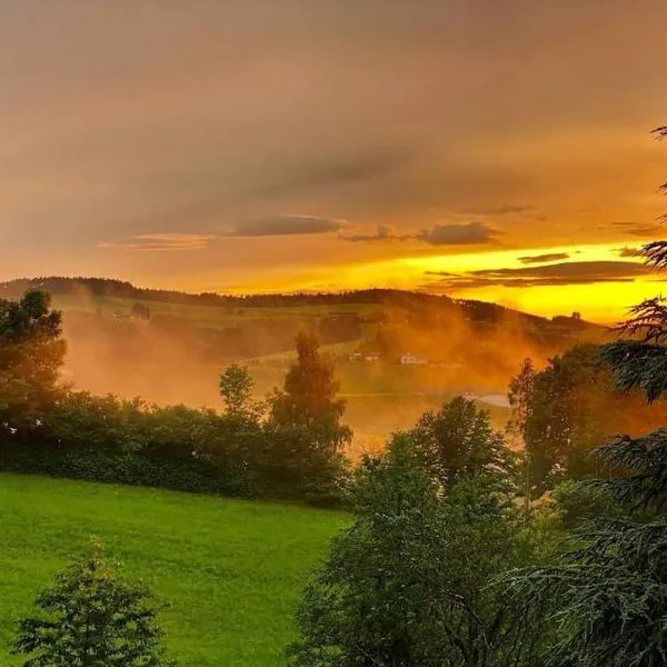 Wochenend Ferienhaus mit tollen Ausblick in die Bucklige Welt，位于Bernstein的酒店