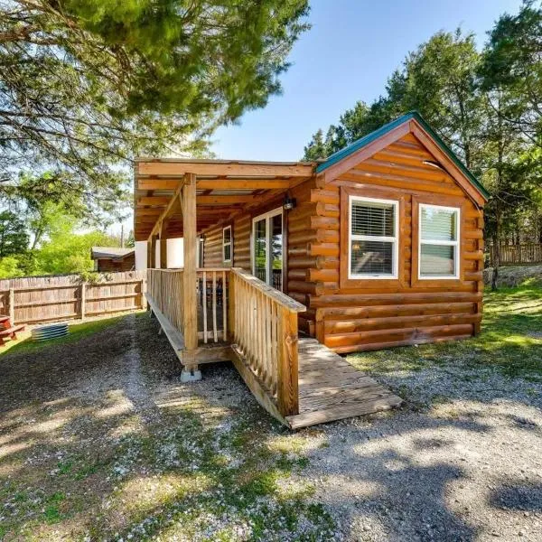 Indian Point Cabin 2 near SDC, Branson, and Table Rock Lake，位于布兰森的酒店