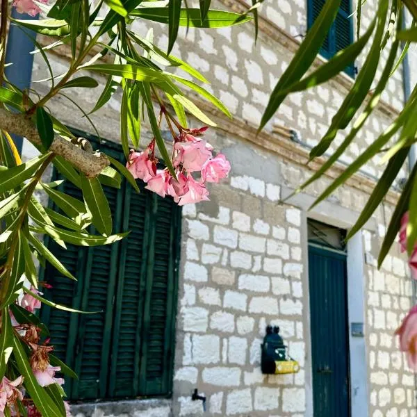 N275 - Numana, trilocale in centro con delizioso giardino，位于努马纳的酒店