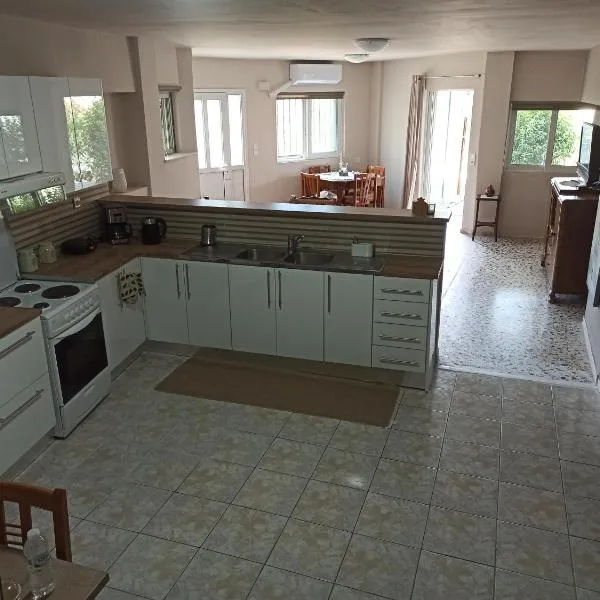 Villa kakoliri，位于Taxiárkhai的酒店