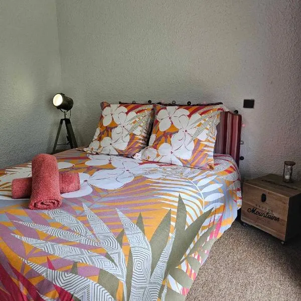 Cinéma, Chambre Privée Au Le Refuge Du Phoenix，位于Échevis的酒店