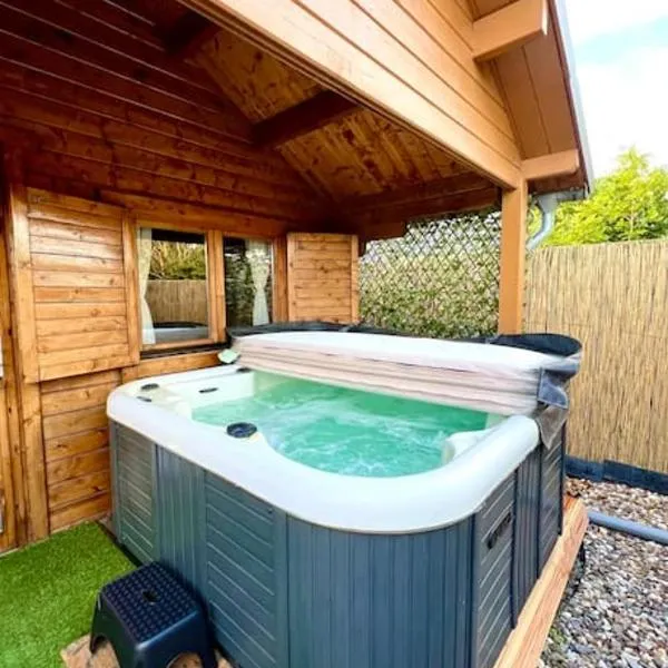 Cozy chalet with garden and jacuzzi near Amsterdam，位于赞丹的酒店