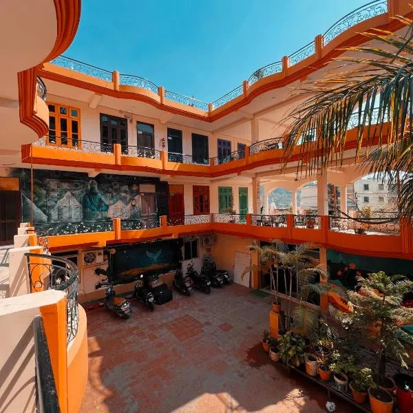 Live Free Hostel Rishikesh，位于瑞诗凯诗的酒店